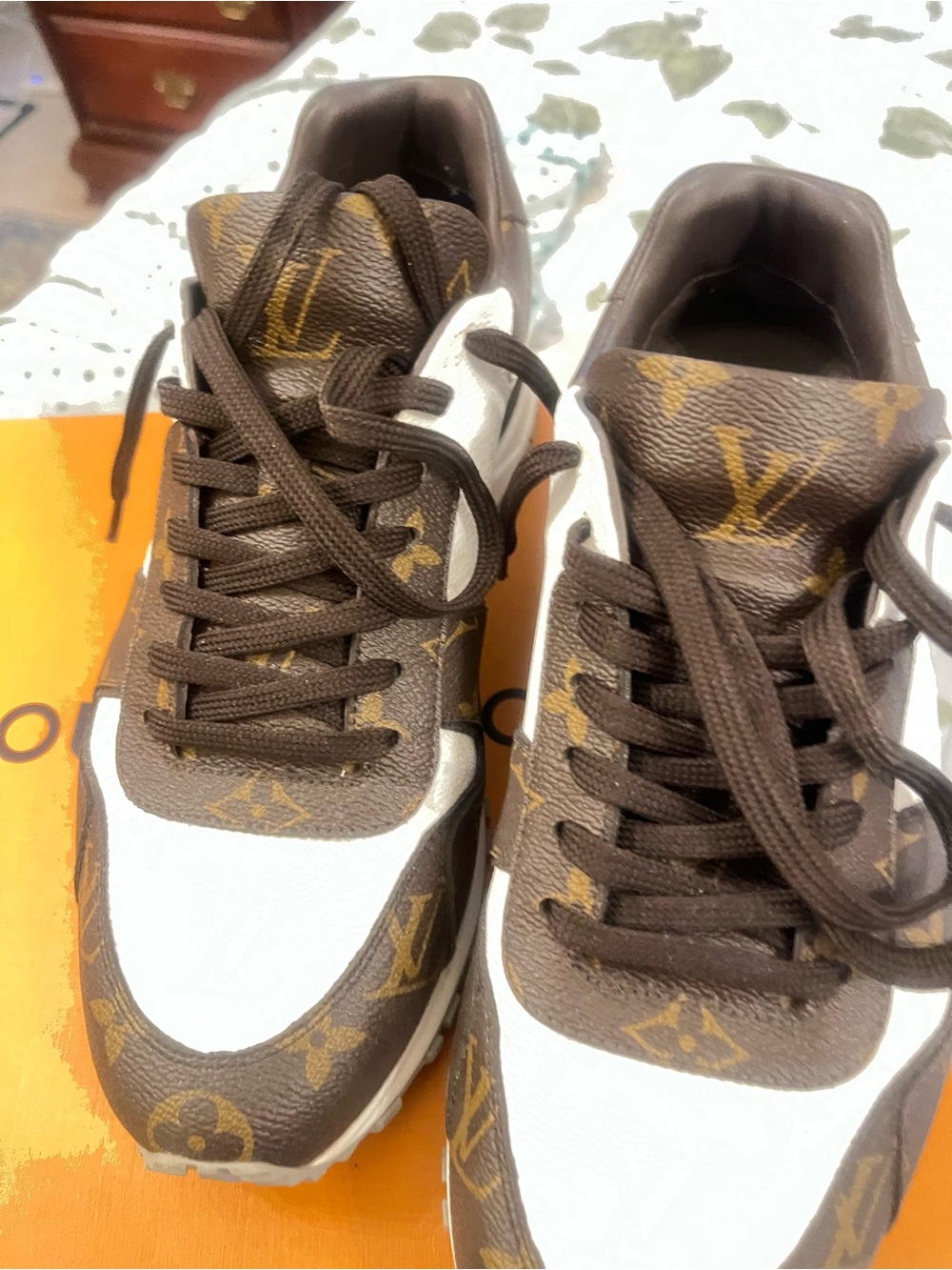 Beautiful & authentic LV Brown and White Luxury Monogram Sneakers size 9 UK7